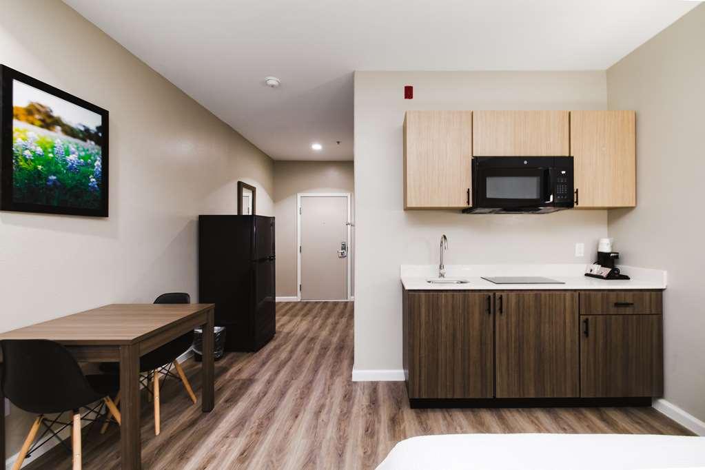 Surestay Studio By Best Western Conroe Downtown Room photo